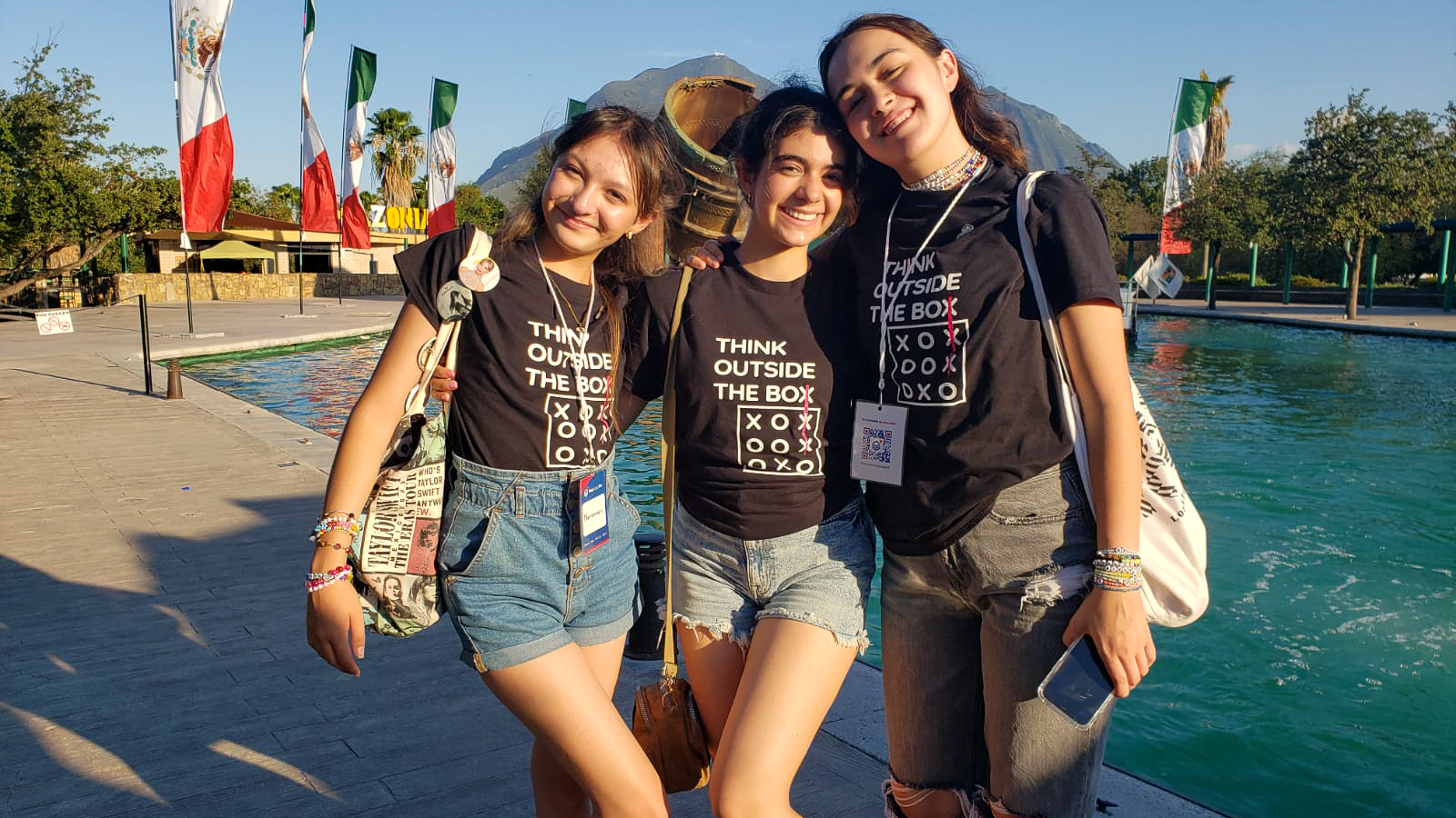 Mariana, Montse y Maricarmen tras haber llegado a Monterrey para concursar en PrepApps 2023
