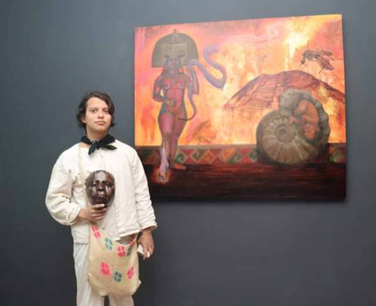 Carlos Arturo junto a su pintura en la casa de la cultura Tampico
