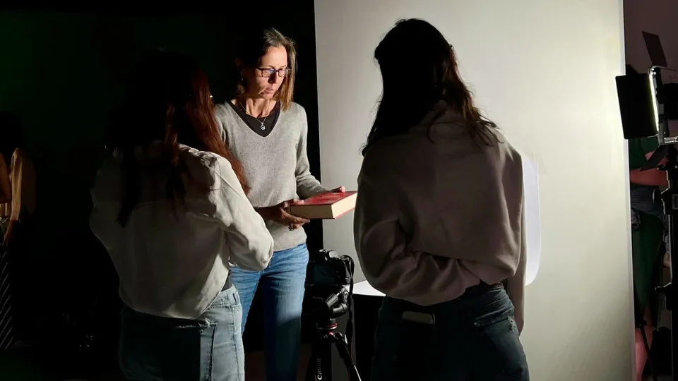 Guylaine Couttonlenc, profesora del Tec campus Qro en estudio fotográfico