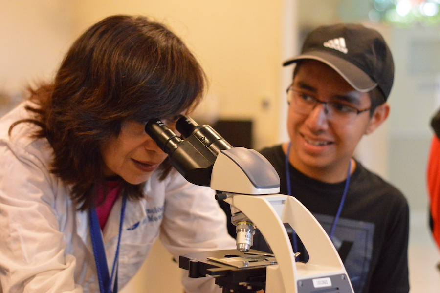 Profesora María del Pilar inspirando a los alumnos en la ciencia