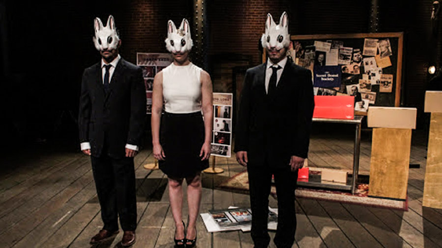 El equipo usando máscaras durante su aparición en Shark Tank