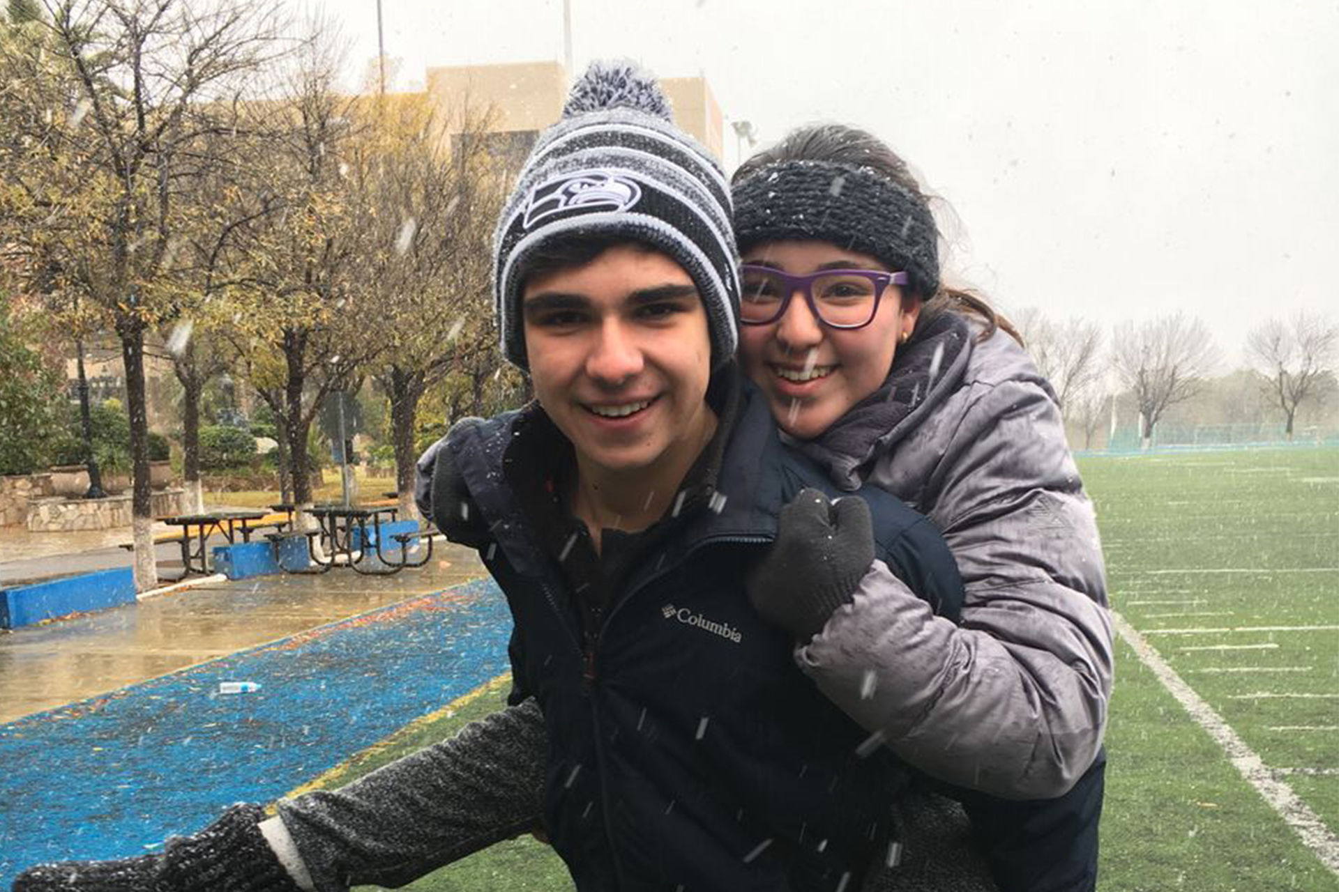 Raúl y Pamela bajo la nieve