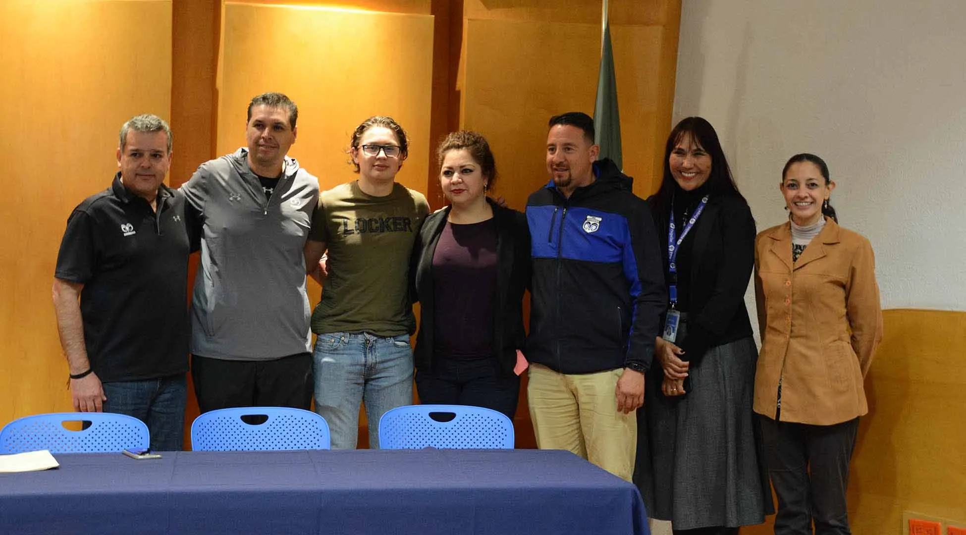 Renzo Bibiano familia y entrenadores en la firma de carta compromiso