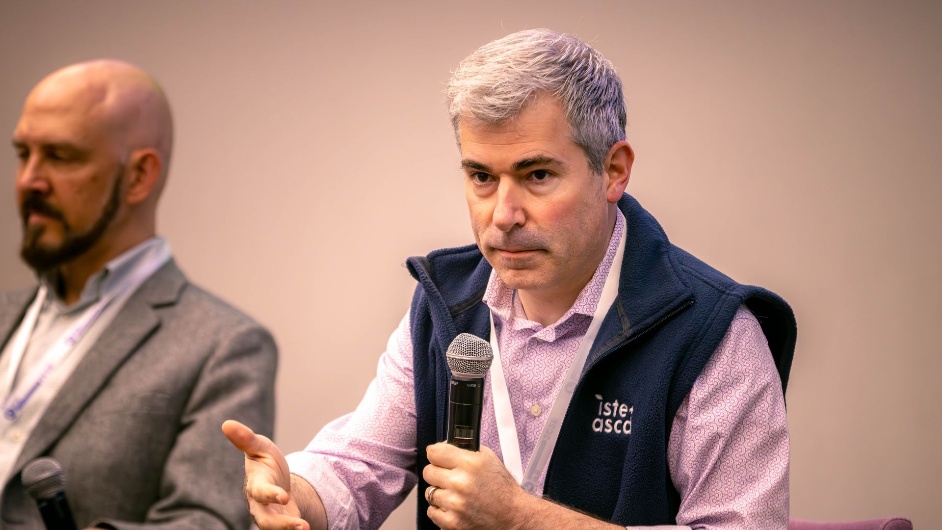 Richard Culatta, CEO de la International Society for Technology in Education (ISTE), tomó el micrófono y habló sobre la evaluación auténtica, el rol del feedback y el papel insustituible del profesor en la era de la IA.