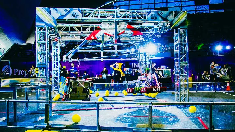 Robots colgando en posición final en FIRST 2020