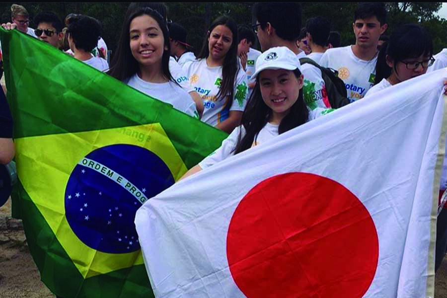 Sayuka de Japón y Beatriz de Brasil posan con su respectiva bandera.
