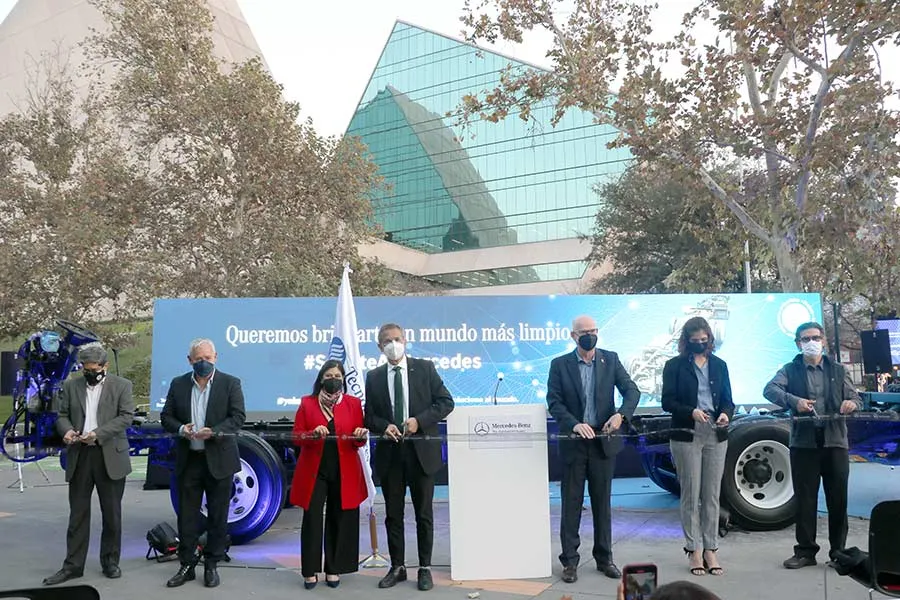Autoridades cortan el listón inaugural del nuevo proyecto