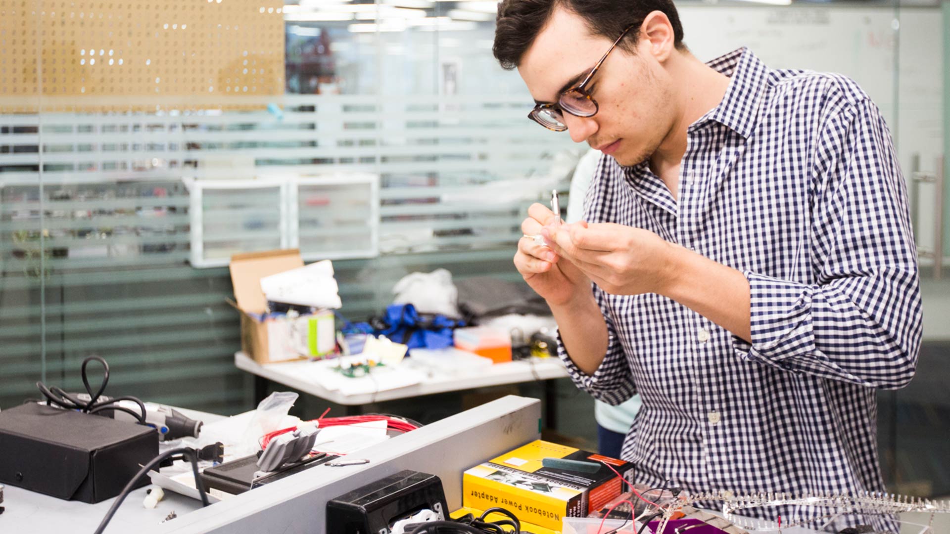 Alumno trabajando con piezas electrónicas