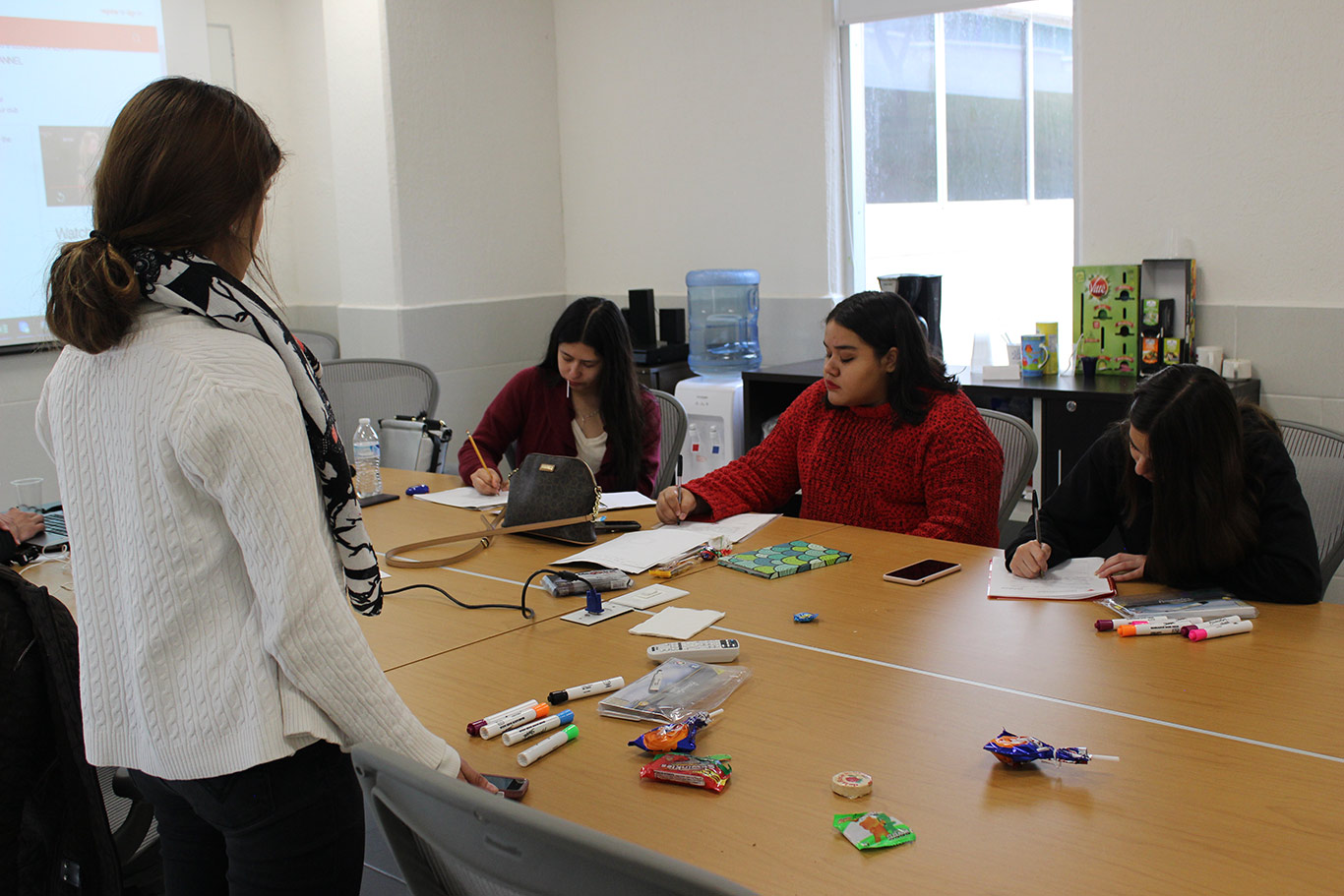 Alumnos en sesión de trabajo