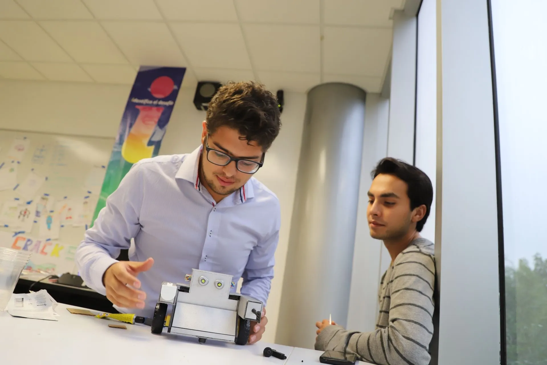 Niñas y niños se unen a estudiantes del Tec para construir juguetes