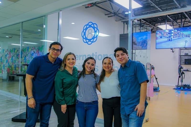 alumnos y profesoras del Tec en inauguración de laboratorio de negocios