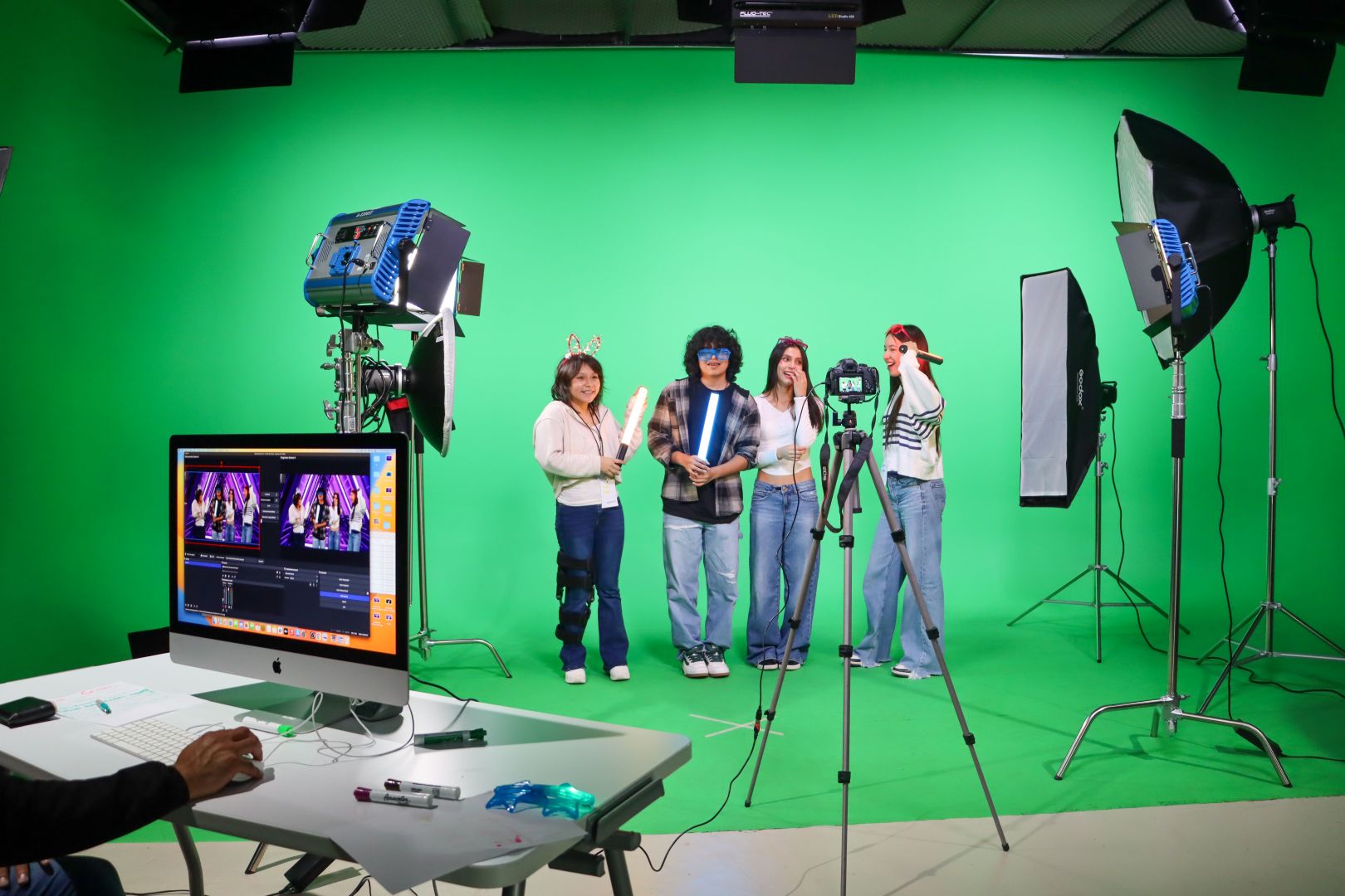 La formaci&oacute;n permite que los estudiantes realicen pr&aacute;cticas en estudio, donde aplican las herramientas de producci&oacute;n audiovisual en entornos profesionales.