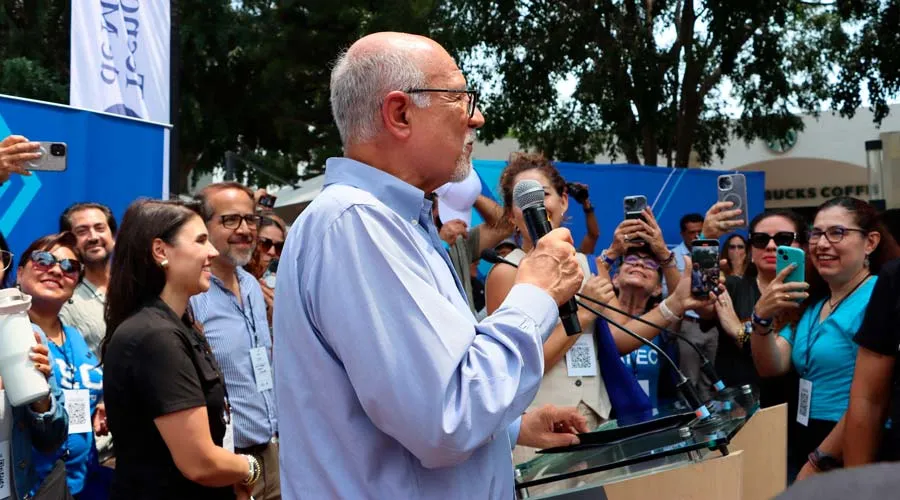 El Dr. Rodolfo Loyola en la apertura de la cápsula