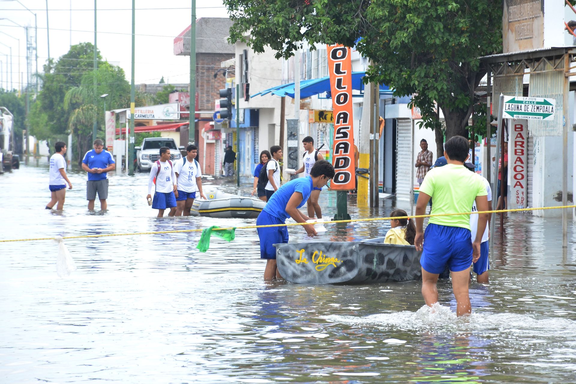 Ayudan Borregos a los afectados por las lluvias en Torreón