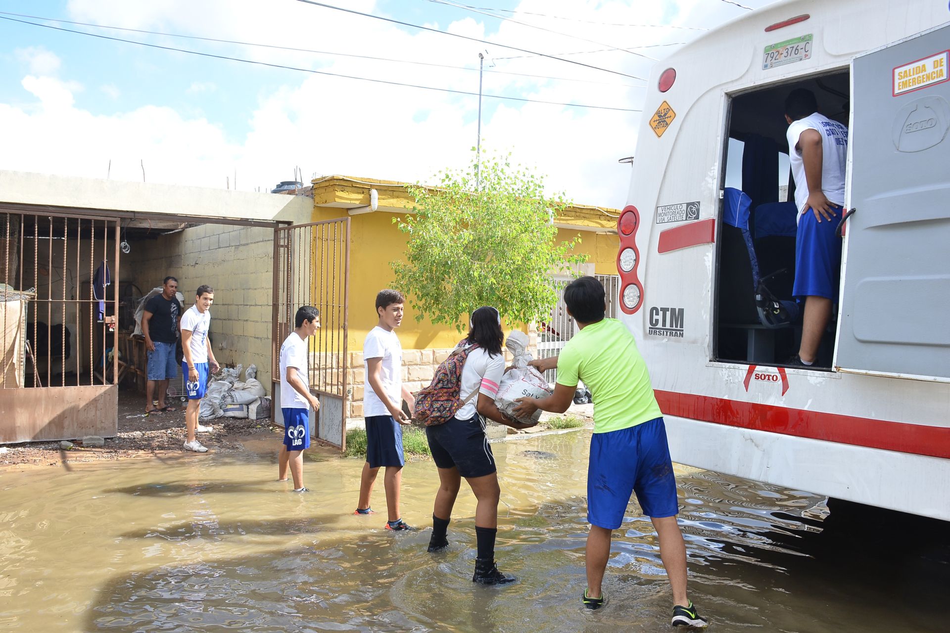 Ayudan Borregos a los afectados por las lluvias en Torreón