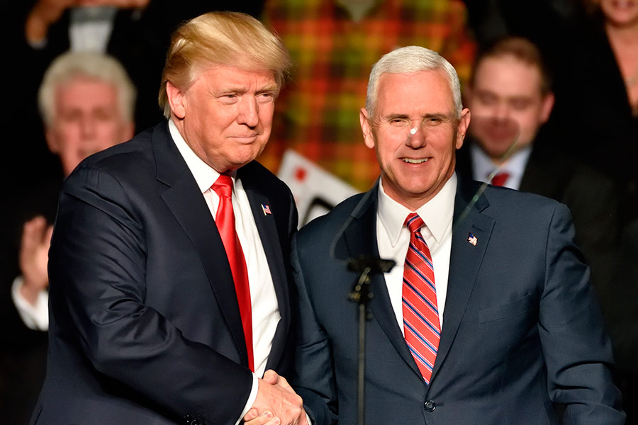 Trump-y-pence-estrechando-la-mano