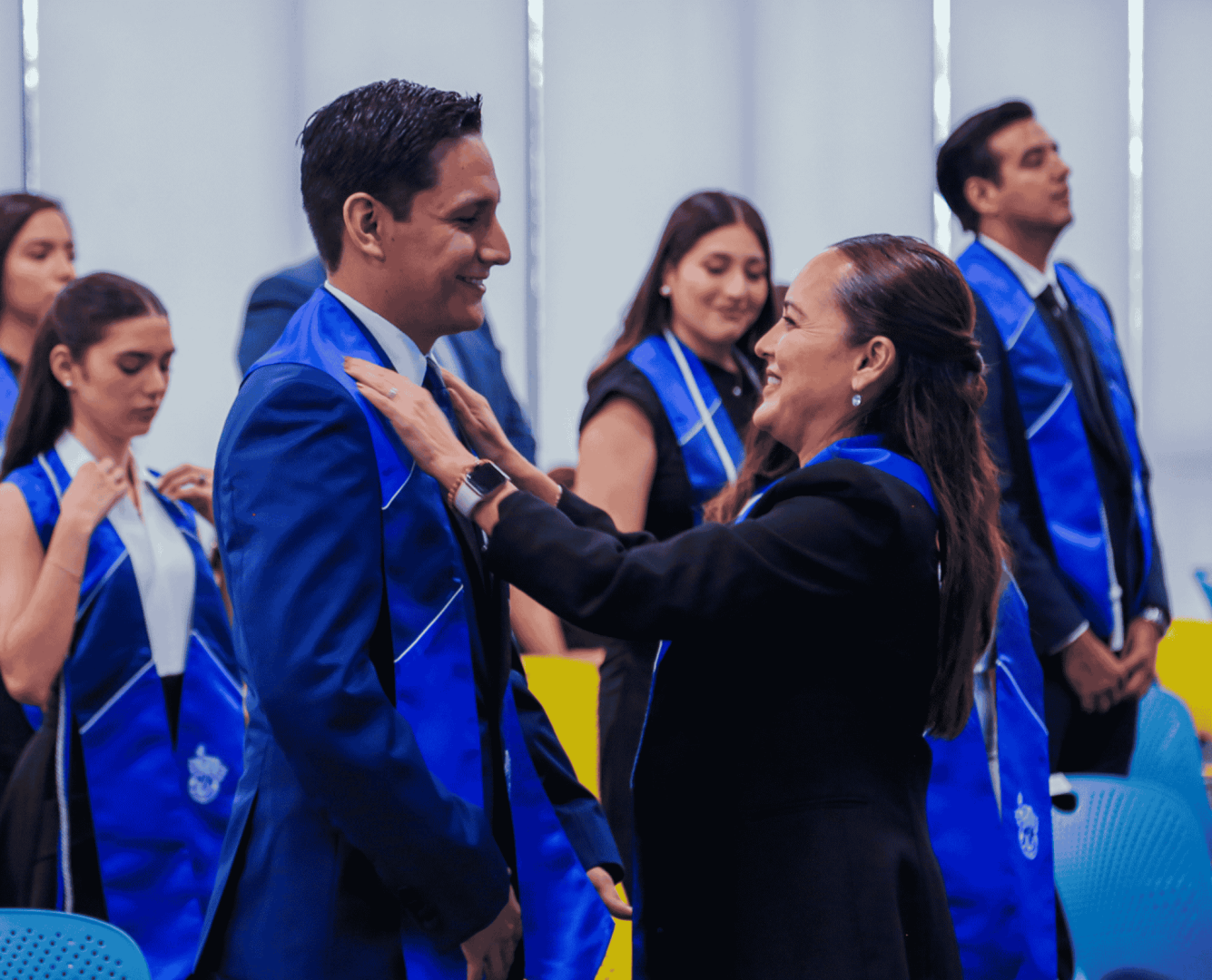 V&iacute;ctor Aguilar y su profesora Lorena Mart&iacute;nez. 