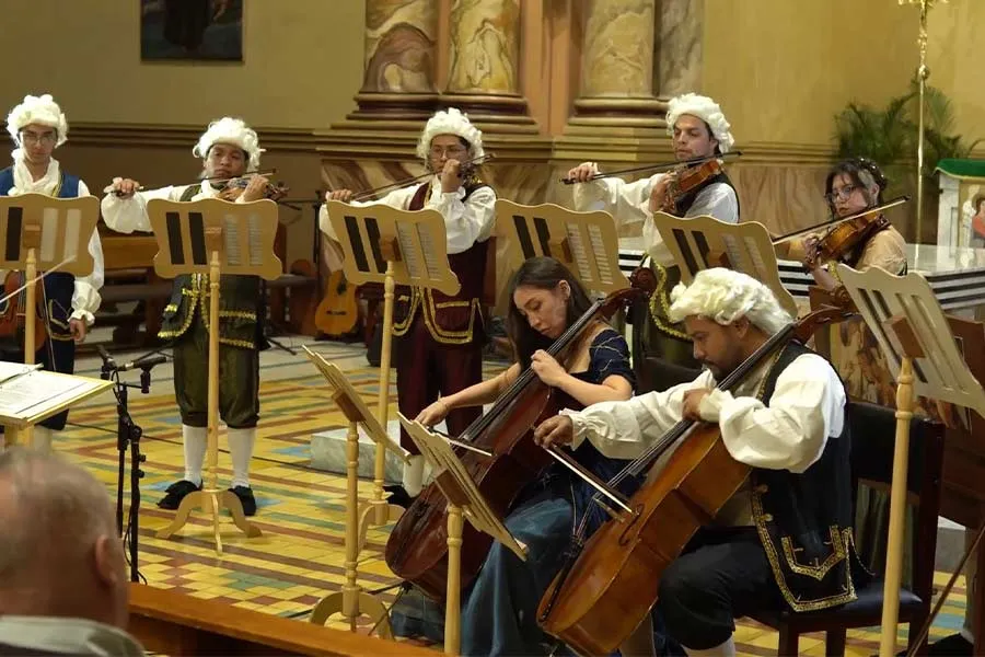 Valeria tocando en Ecuador junto con Octavio Hidalgo