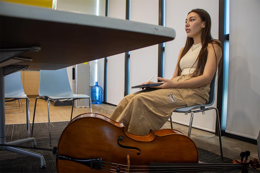 Valeria estudiando m&uacute;sica