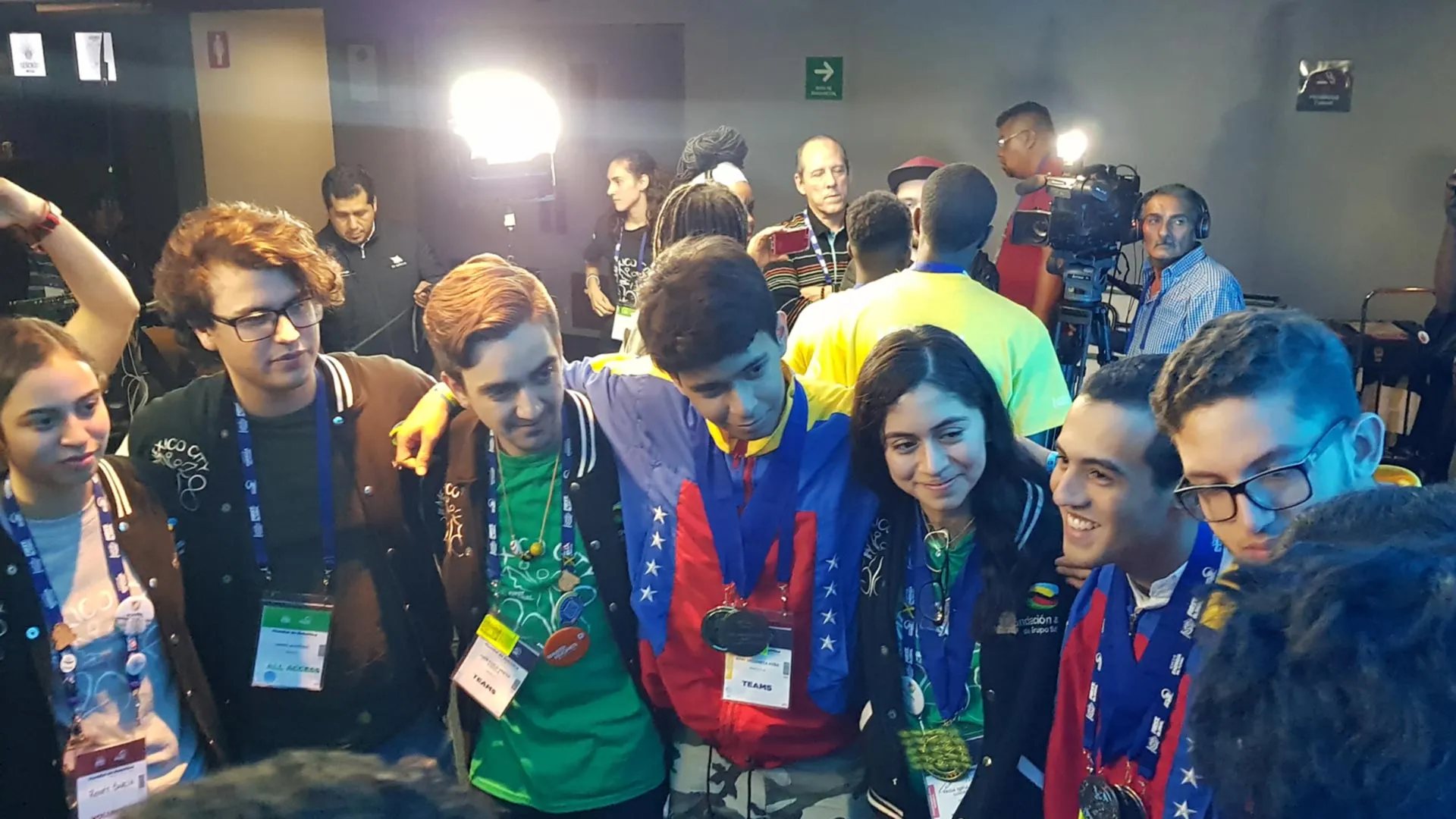 Grupo de mexicanos y venezolanos abrazándose