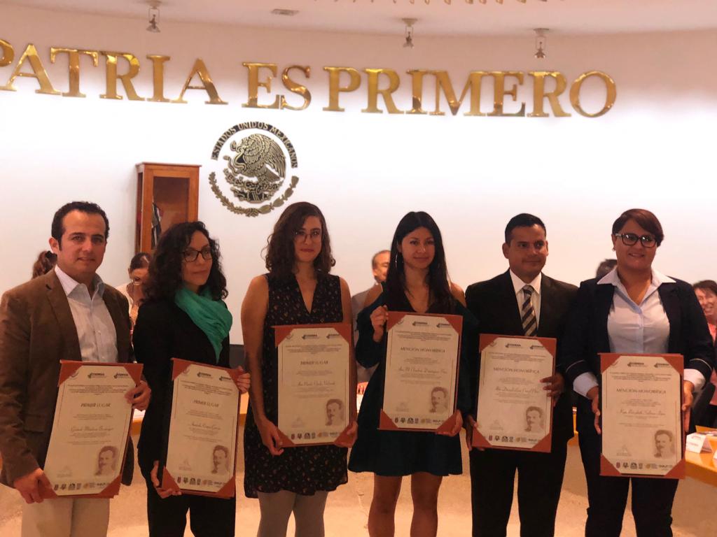 Jovenes con diplomas