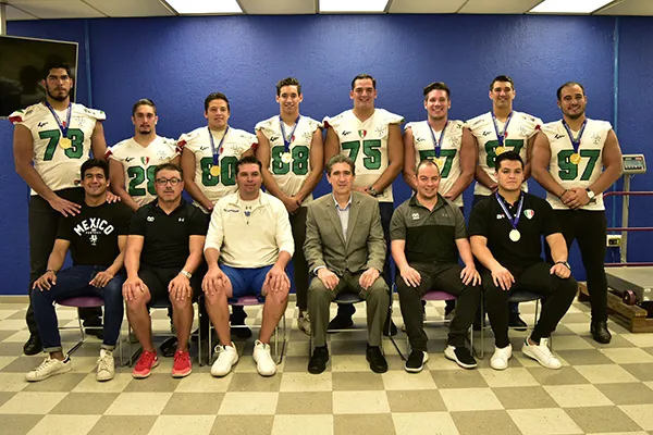 Borregos Monterrey tricampeones mundiales y Victor Gutiérrez, vicepresidente Región Norte.