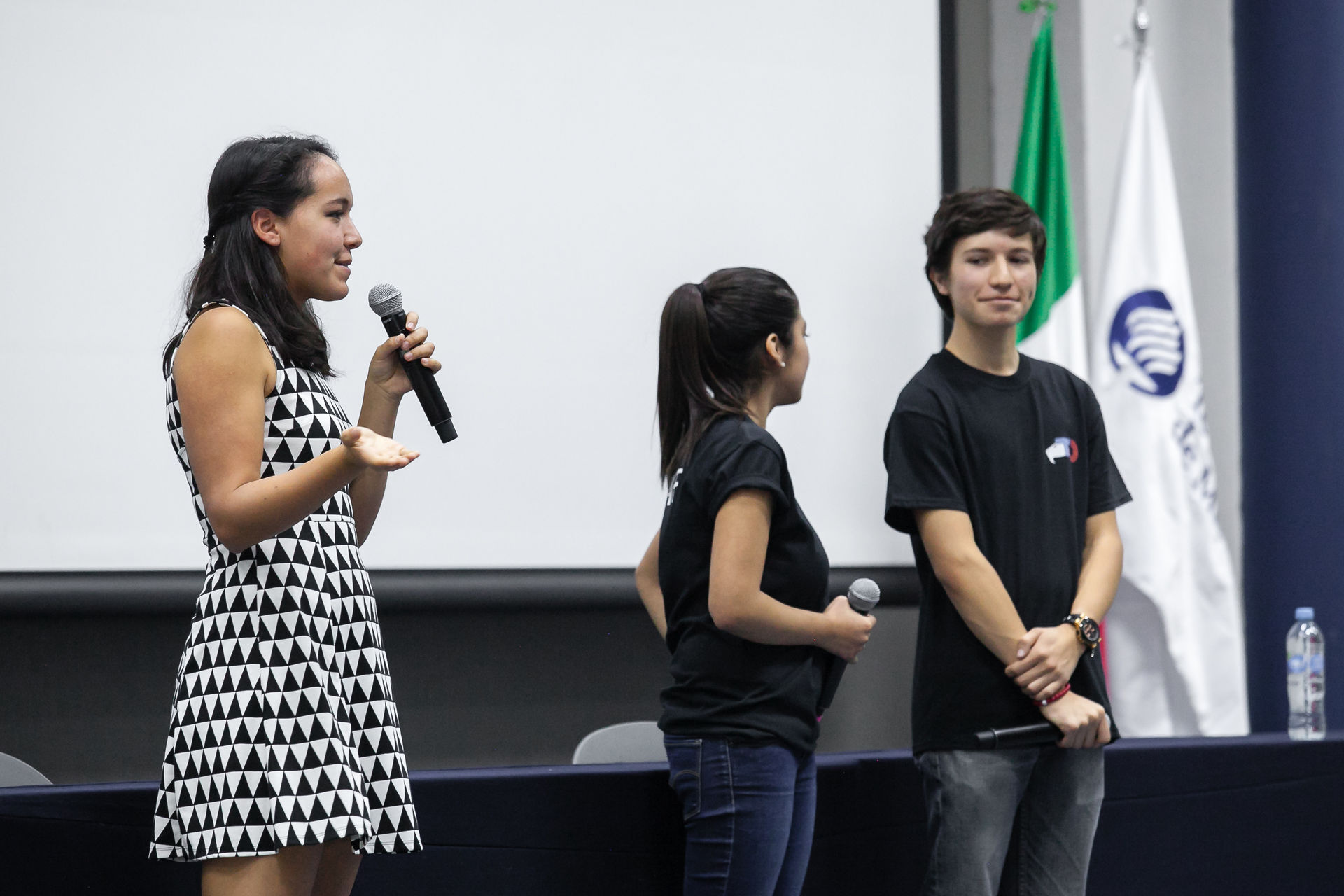 Nuestros alumnos dando la bienvenida a los asistentes