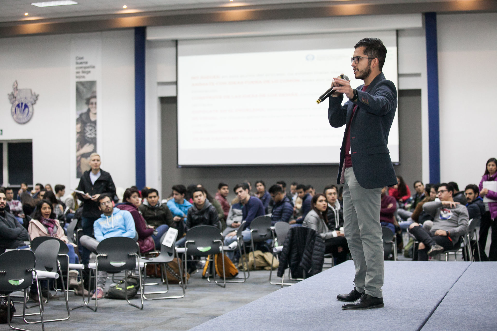 BootCamp soluciones con valor: una actividad de emprendimiento de alto impacto para todos los alumnos que cursan la materia Curso y Sello de Emprendimiento. Para alumnos de la carrera Creación y Desarrollo de Empresas y demás carreras involucradas en algún proyecto de emprendimiento.   BootCamp brindó herramientas creativas para que los alumnos innoven sus ideas de negocio y  éstas tengan mayor impacto. Los 300 participantes entre cuarto y sexto semestre, llegaron con una problemática y salieron con ideas de negocio, con soluciones de valor y posibles prototipos que podrán desarrollar en un futuro.  Durante el evento, se llevaron a cabo siete actividades para llegar a un fin, diseñar ideas innovadoras. Cabe destacar que entre cada actividad se impartieron pláticas con talentosos expertos en emprendimiento como Agustín Rosa, Director de la carrera de Mercadotecnia y Comunicación; Patricia Barrera, Directora de la Incubadora y Aceleradora de Empresas, Ricardo Cacique, uno de los socios y fundadores de Digitum. Alejandro de la Brena y Cristina Clochiatti de Griyum -empresa dedicada a producir proteína a base de insectos-, entre otros.  "Para los alumnos fue importante BootCamp porque durante la clase de emprendimiento no sólo generan una idea de negocio si no que con este evento lo que queremos es que impulsen más la idea de ese negocio que tienen en su mente" explicó Miguel Ángel Rodríguez Montes, Director de la carrera de Creación y Desarrollo de Empresas.   Finalmente, agregó que se busca que los alumnos vayan más allá del típico proyecto, fomentando la inspiración por parte de los emprendedores que estuvieron brindando charlas para generar nuevas ideas.