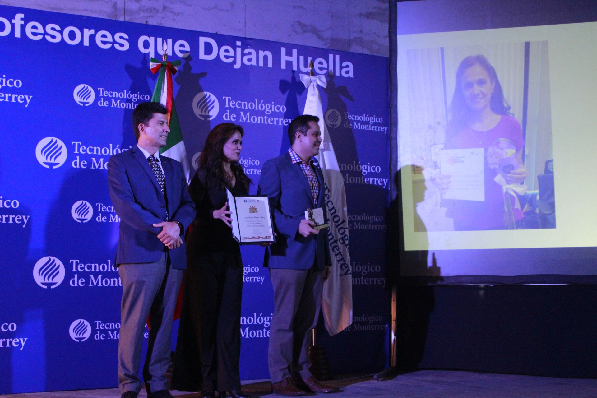 Ana Franco recibiendo premio