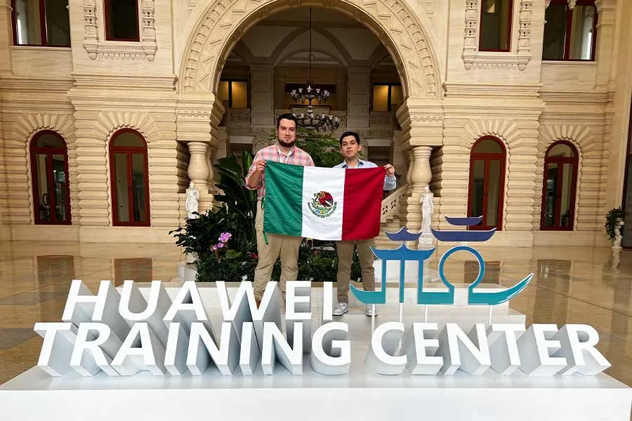  Octavio Alemán y Octavio Guerra en el Huawei Training Center. Foto: Cortesía Octavio Alemán y Octavio Guerra. 