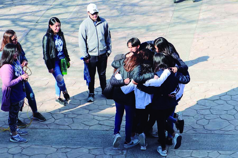 Abrazo en el campamento de CPE. 