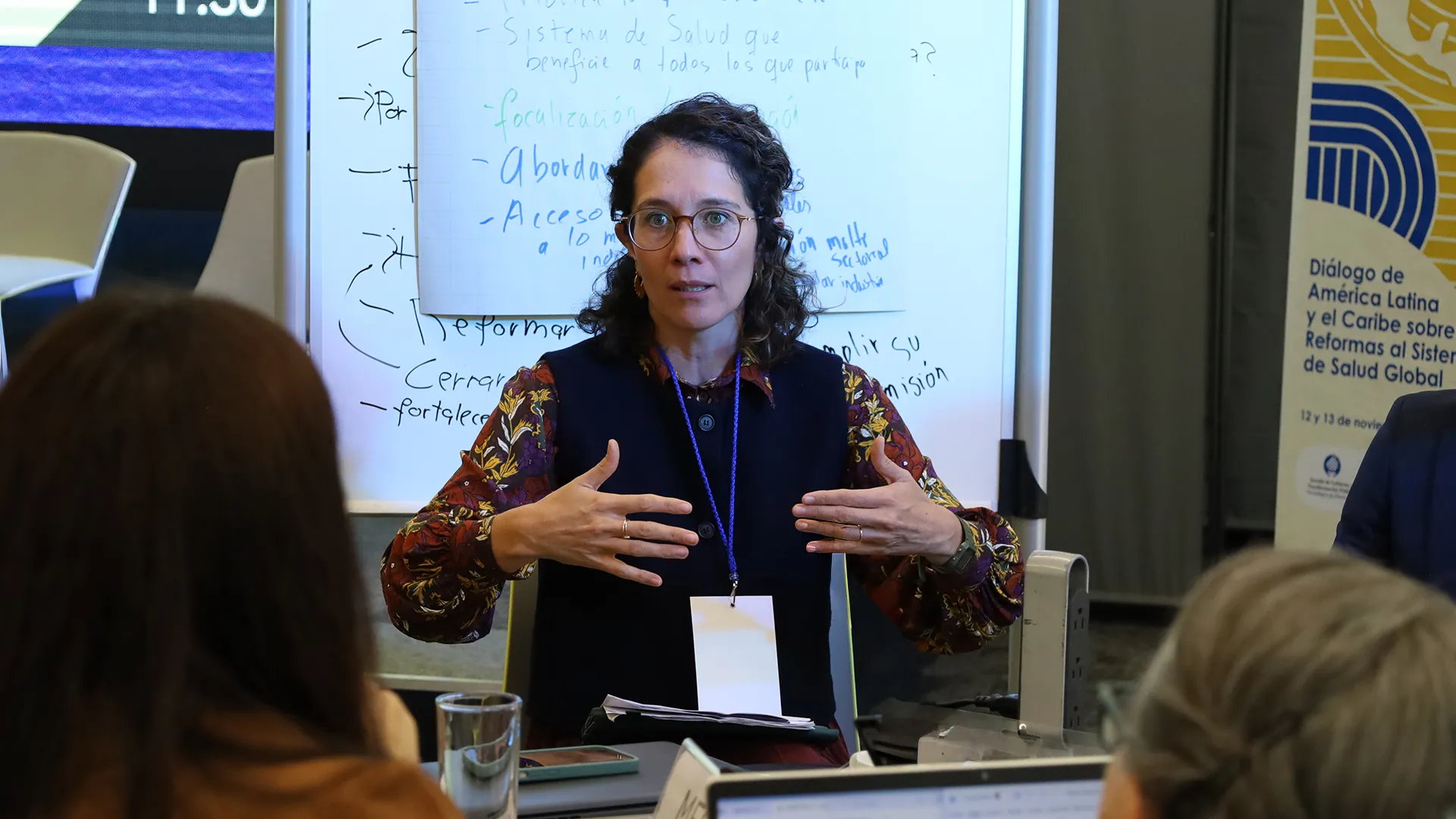 Abril Campos exponiendo su propuesta de arquitectura de salud global ante líderes regionales.