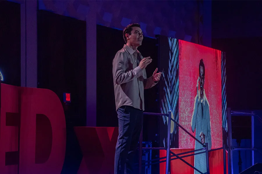 Adrián González hablando en escenario