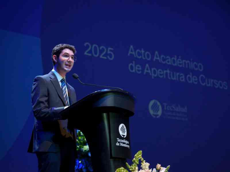 Alumno Adrián Sánchez durante su discurso de bienvenida