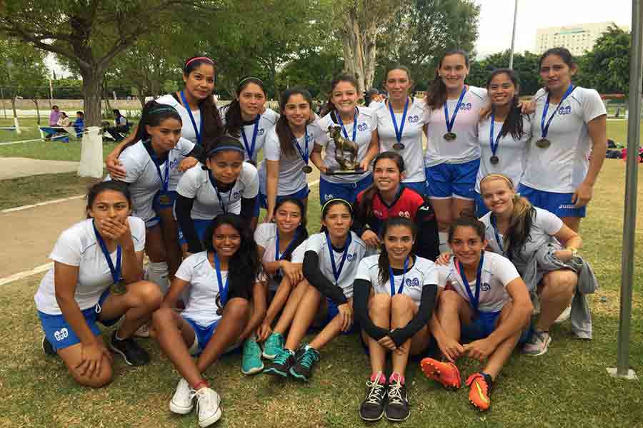 Egresada del Tec Guadalajara, Adriana Iturbide, es futbolista profesional y juega en Chivas.