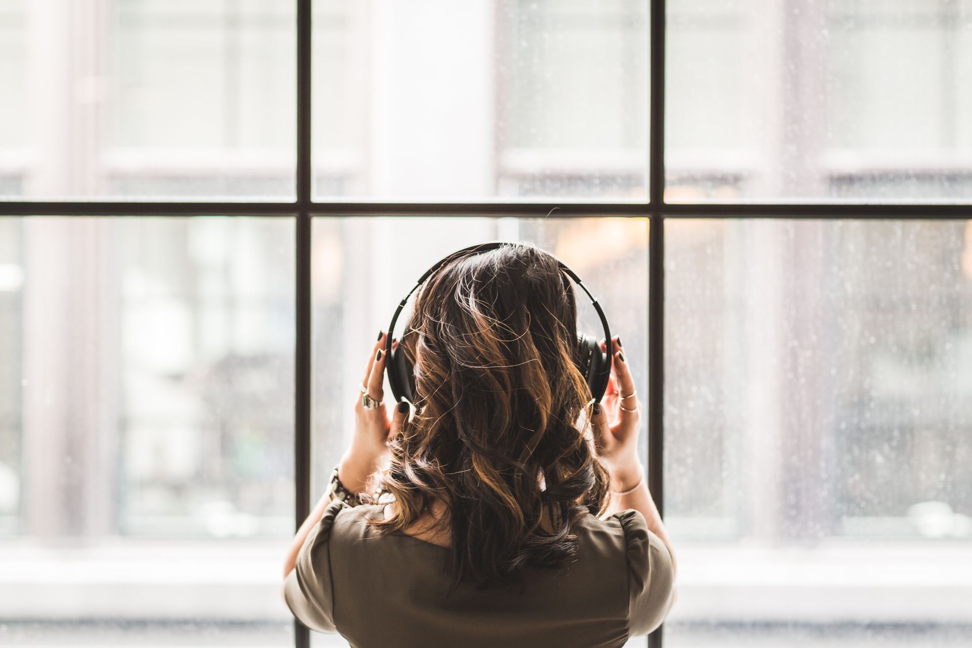 Muchacha escuchando música 