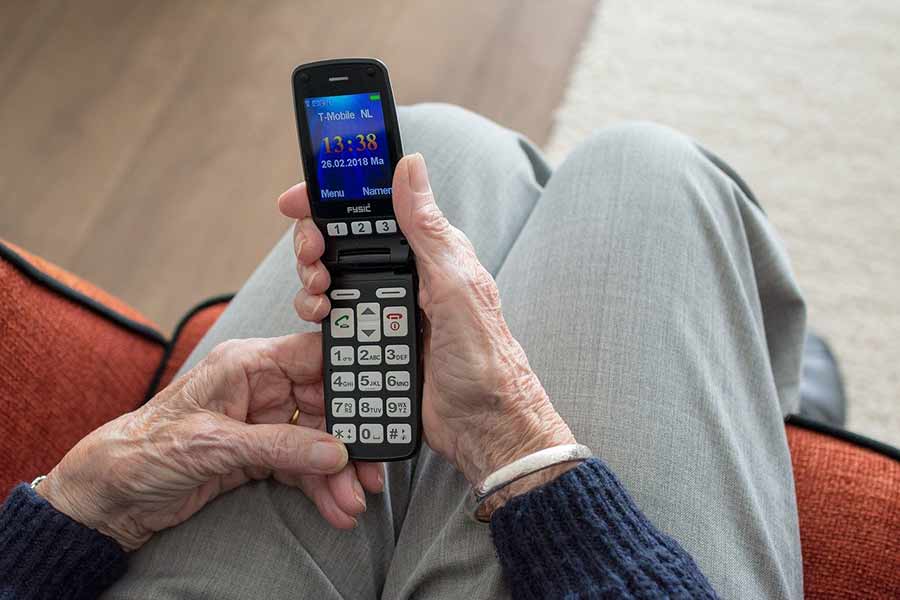 adulto mayor con celular