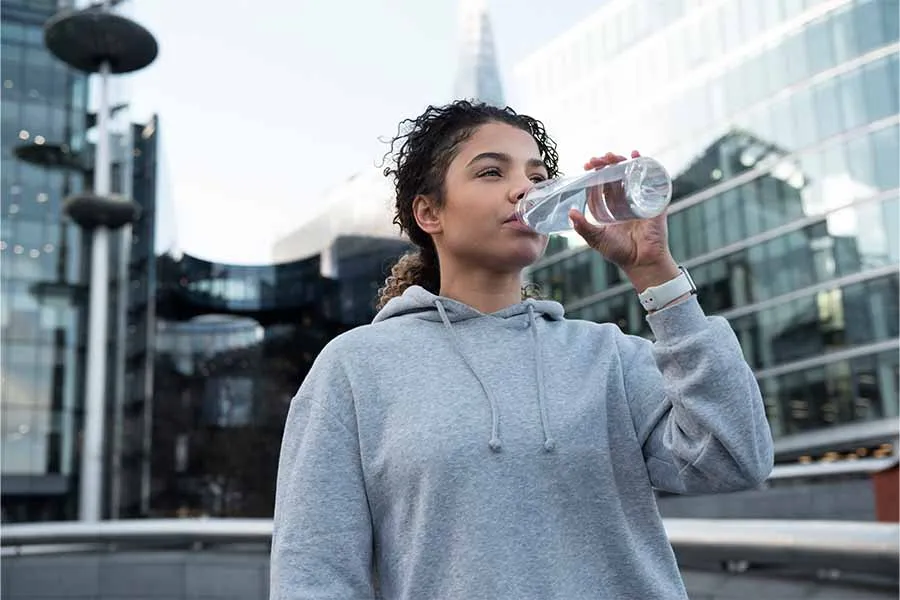 Mujer deportista tomando agua