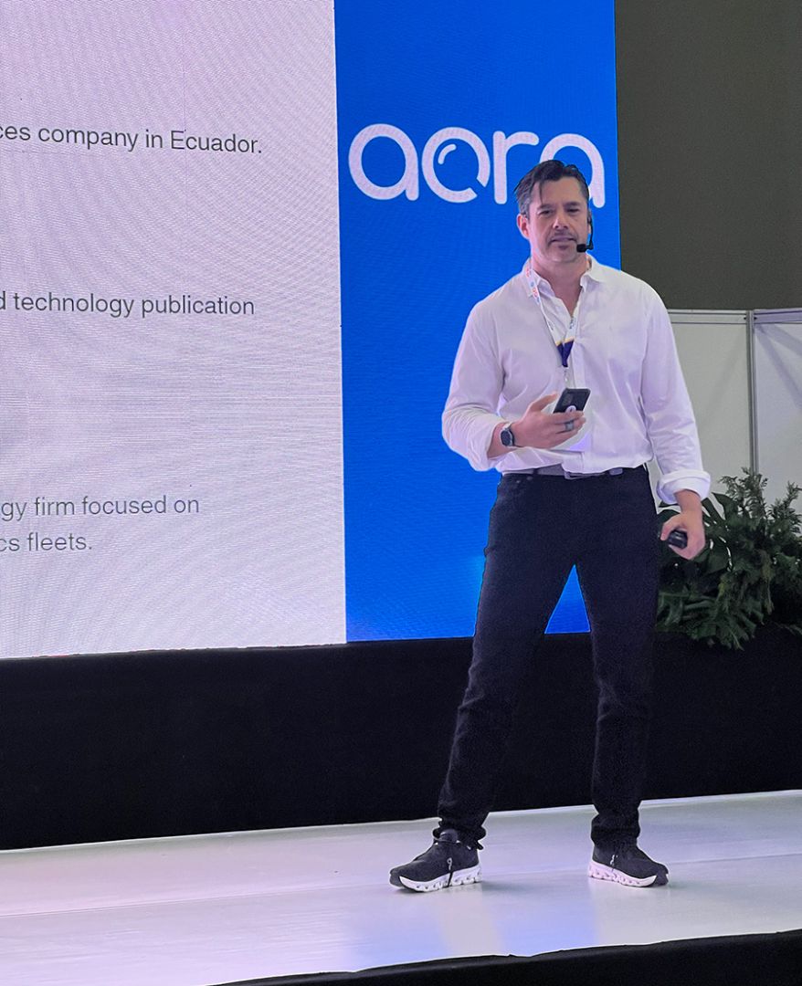 Emprendedor explicando su proyecto de innovación.