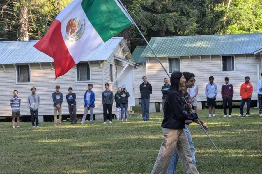 Fernando Sanchez representando a México en National Youth Science Camp. Foto: cortesía Fernando Sánchez.