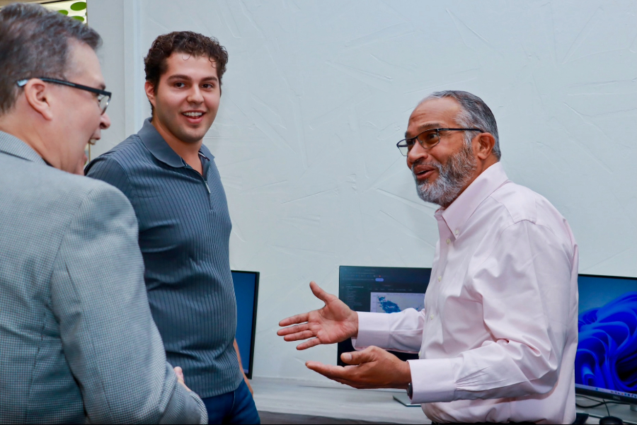 El profesor de Tecnologías Computacionales Alberto Aguilar conversa con el estudiante Ángel Delgado y el decano nacional de la Escuela de Ingeniería y Ciencias Feniosky Peña Mora.