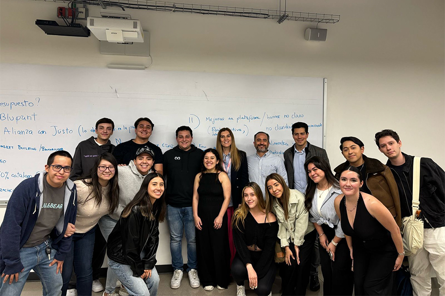 Profesor Alberto Retana interactuando con estudiantes del Tecnológico de Monterrey.
