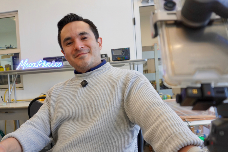 Aldo Cort&eacute;s, director de la carrera de Mecatr&oacute;nica, en el laboratorio de Mecatr&oacute;nica del Tec campus Chihuahua.