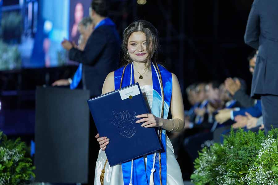 Alexandria Aguirre, egresada del campus Monterrey, en ceremonia de graduaci&oacute;n de profesional.