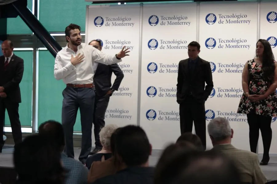 Alejandro Pérez dando su discurso