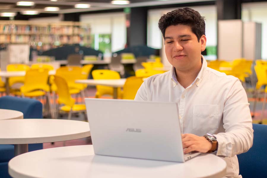 Alejandro Verdugo ganador de concurso nemak engenius trabajando en proyecto