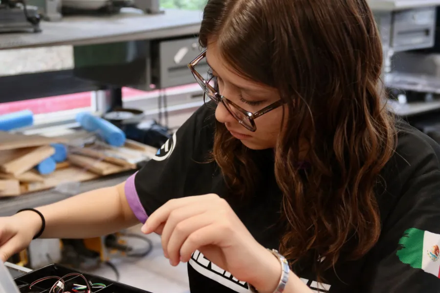 Alexandra Viezcas del equipo MechRams de PrepaTec del campus Chihuahua trabaja en el taller.