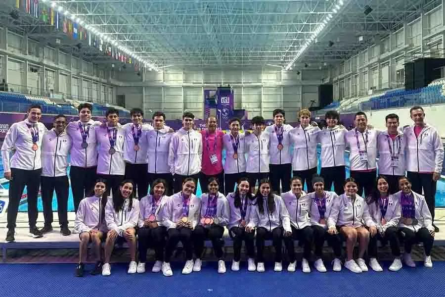 Selección mexicana de natación posando juntos. 