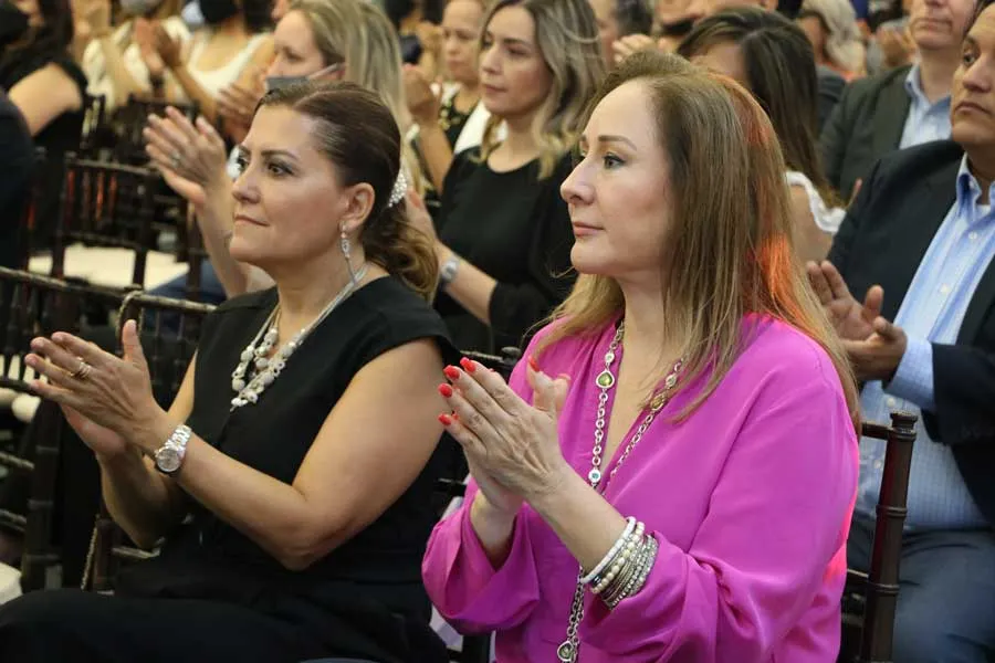 Algunas familias acudieron a la ceremonia de graduación acompañadas de sus hijos.