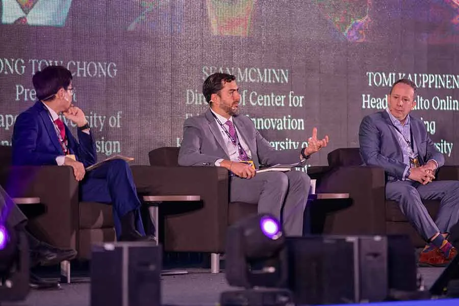 Juan Pablo Murra (centro) compartió la experiencia del Tec de Monterrey en actividades de aprendizaje ciber-físico